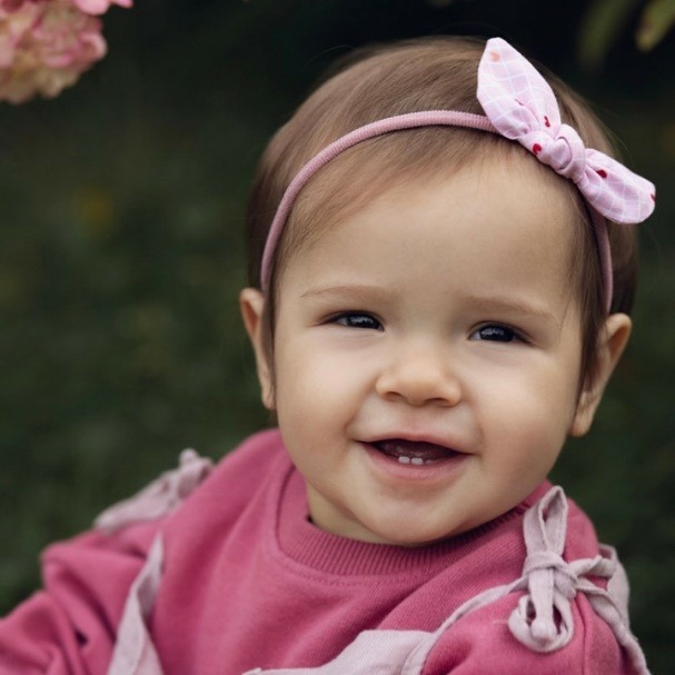一張含有 個人, 小, 粉紅色, 嬰兒 的圖片

自動產生的描述
